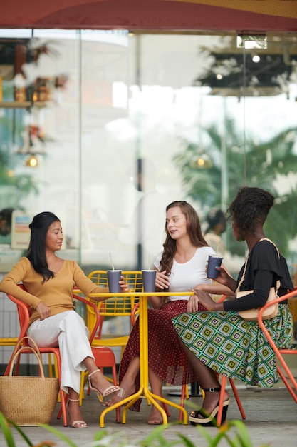 Amici in chat al tavolo del caffè