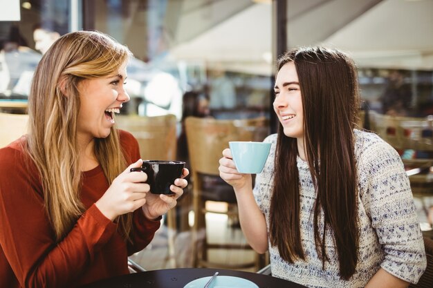 コーヒーを飲みながらおしゃべりの友人