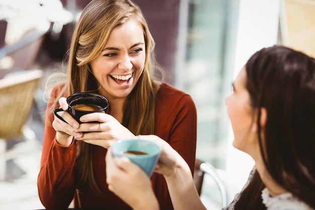 Amici chiacchierando davanti a un caffè