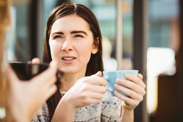 Amici chiacchierando davanti a un caffè