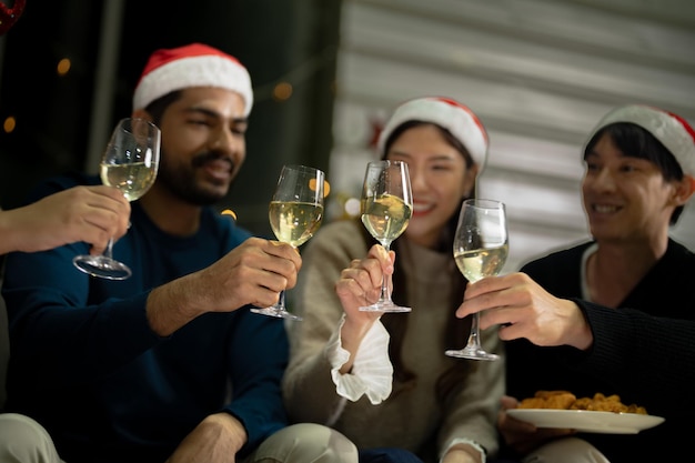 Foto amici vigilia di natale festeggiano cena con cibo e champagne