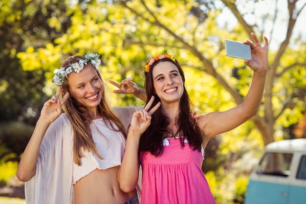 Amici facendo clic su selfie sui telefoni cellulari