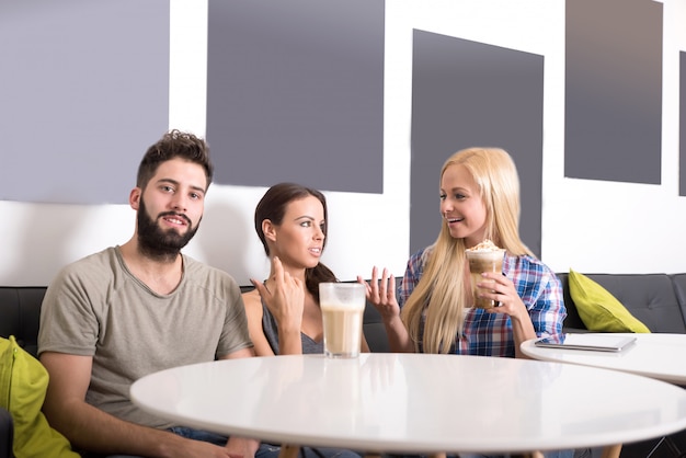 Amici in una caffetteria