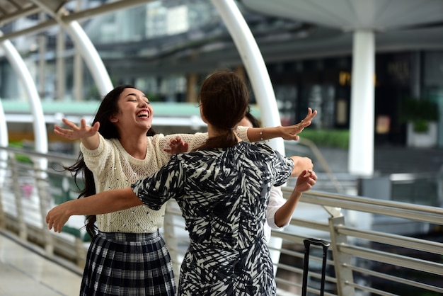 Gli amici vengono a bangkok, gli amici si sono incontrati per incontrare l'appuntamento espresso gioia.