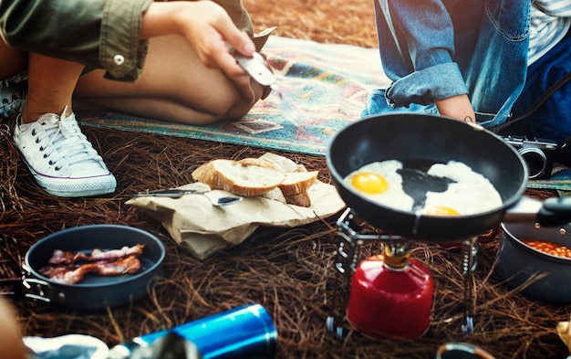 Photo friends cooking forest adventure concept