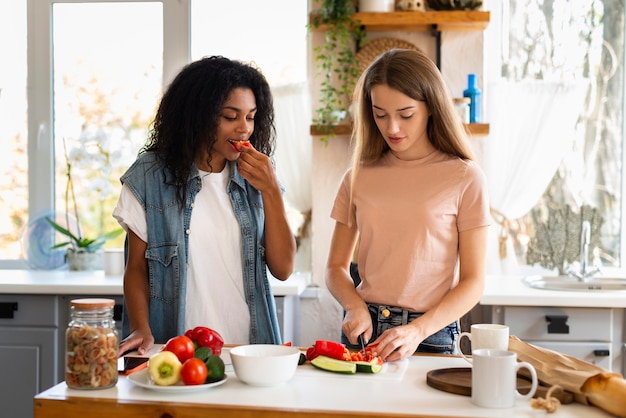 Photo friends cooking together in the kitchen