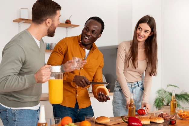 Foto amici che cucinano insieme in cucina