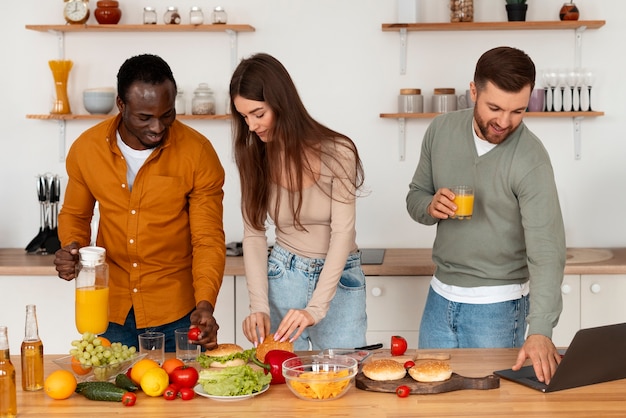 Foto amici che cucinano insieme in cucina