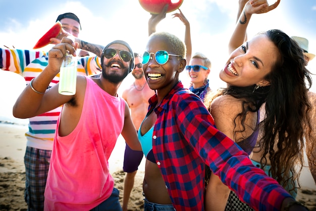 Amici che ballano in spiaggia