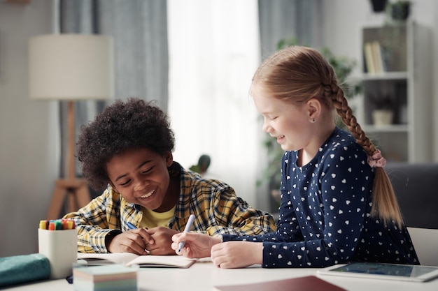 Photo friends drawing together at table