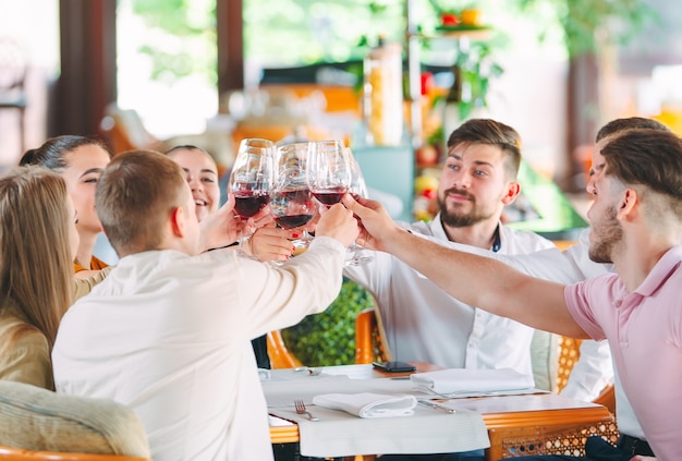 友人はレストランのテラスでワインを飲みます。