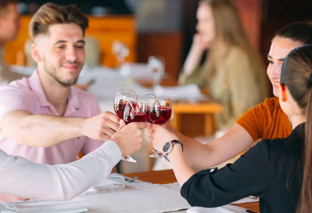 友人はレストランのテラスでワインを飲みます。