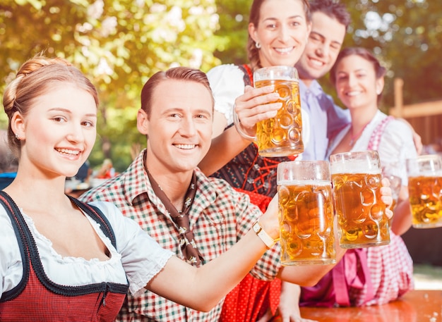 Photo friends drinking beer on oktoberfest