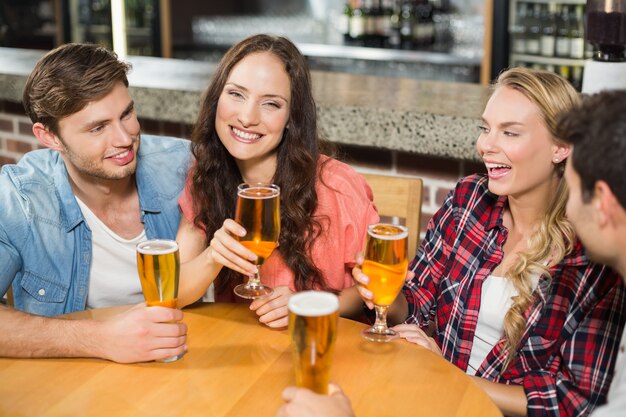 ビールを飲む友人