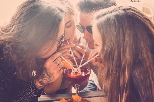 Foto amici che bevono da un bicchiere di vino in un ristorante