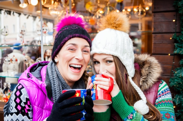 クリスマスマーケットでエッグノッグを飲んでいる友人