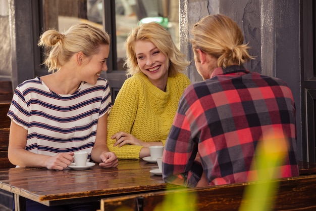 Photo friends drinking espresso