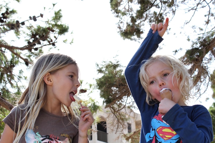 Photo friends eating ice cream