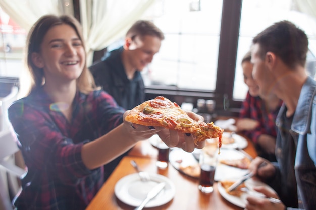 Amici che mangiano pizza insieme