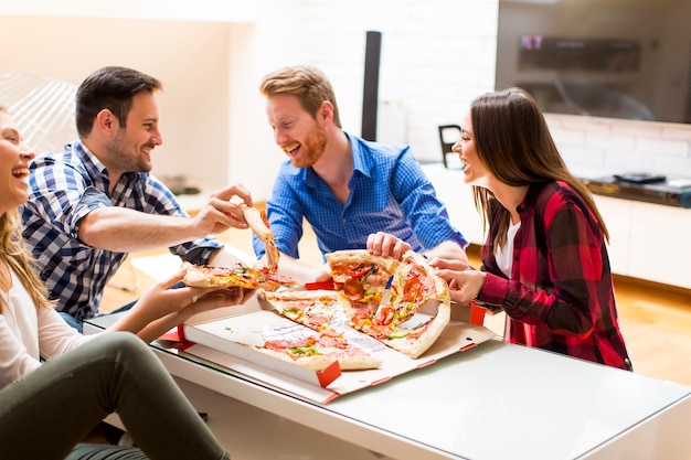 Amici che mangiano pizza