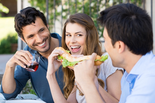 Foto amici che mangiano panino