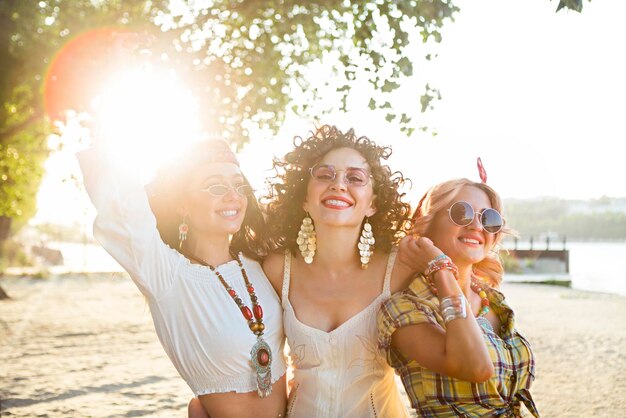 Foto amici che si divertono in spiaggia