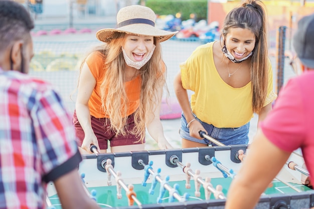 Foto amici che godono giocando con il calcio balilla