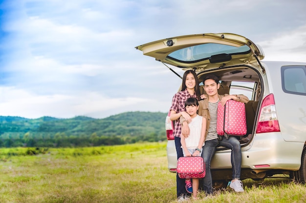 写真 フィールドで車のトランクでロードトリップを楽しんでいる友達