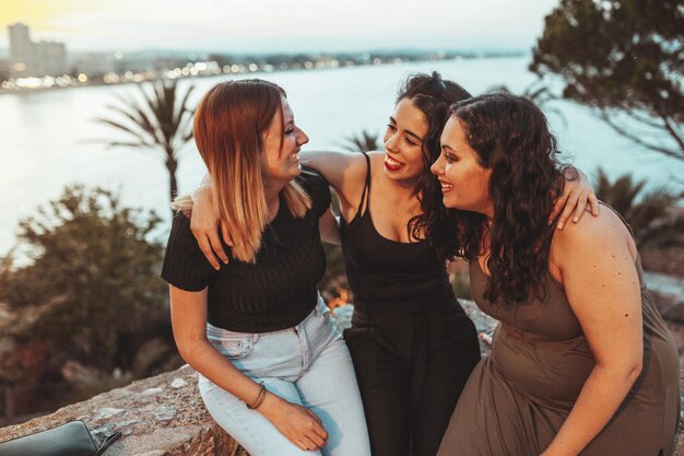 Photo friends enjoying at sea shore