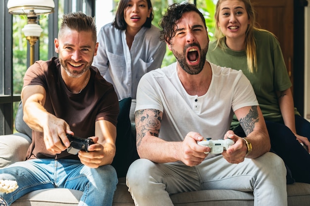 Друзья наслаждаются видеоиграми вместе