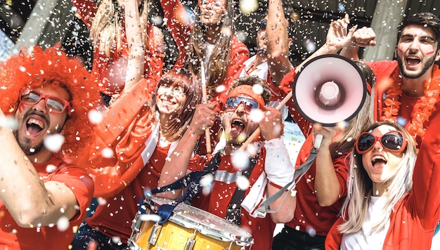 Foto tifosi del tifoso di calcio degli amici che guardano l'evento della partita di calcio allo stadio - composizione inclinata