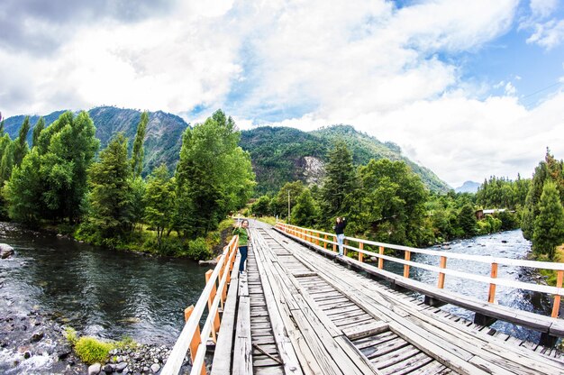 Foto amici sul ponte sul fiume