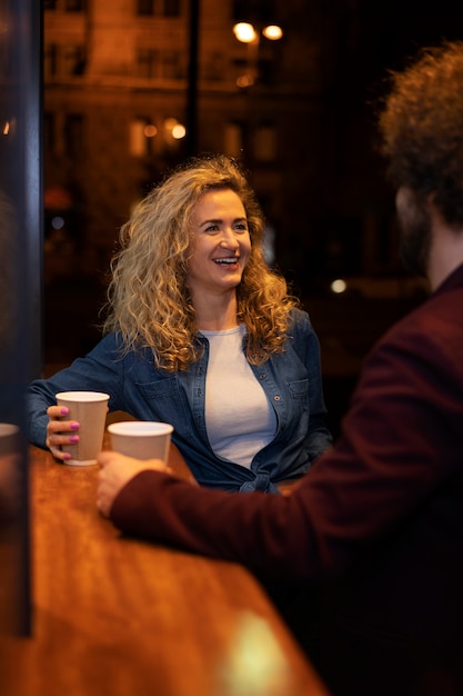 Photo friends getting tea during a night out