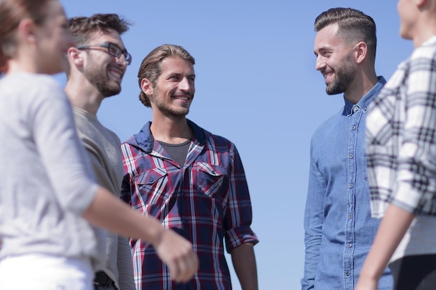 Foto gli amici si salutano dando il cinque