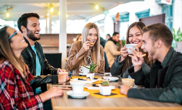 コーヒーバーでカプチーノを飲む友人グループ