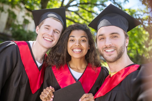 Photo friends. a group of graduates spending time together and feeling united