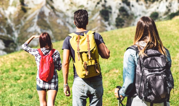 Gruppo di amici che trekking sulle alpi italiane al pomeriggio