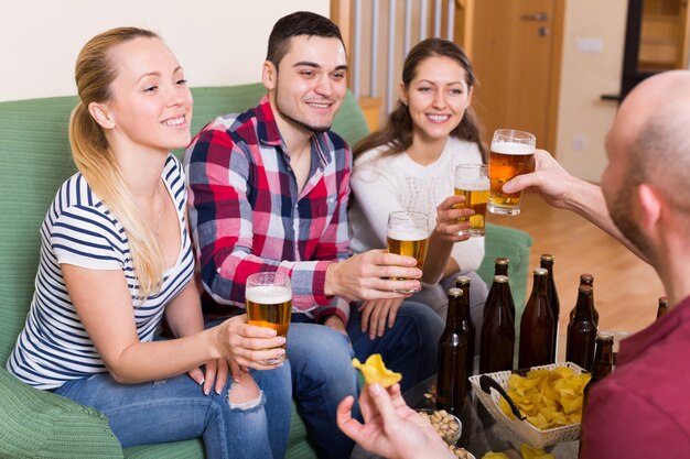 Foto amici che vanno in giro con la birra