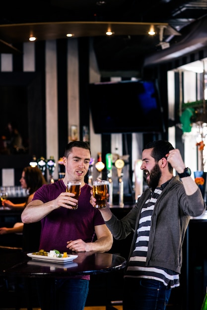 写真 ビールを飲んでいるとバーで応援の友人