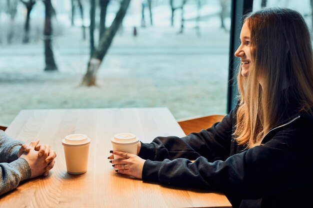 Photo friends having chat talking drinking coffee sitting people having break relaxing in cafe