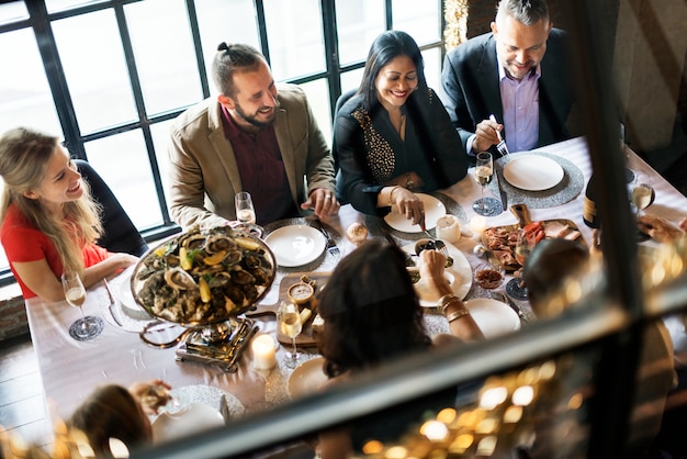 Foto amici a cena in un ristorante