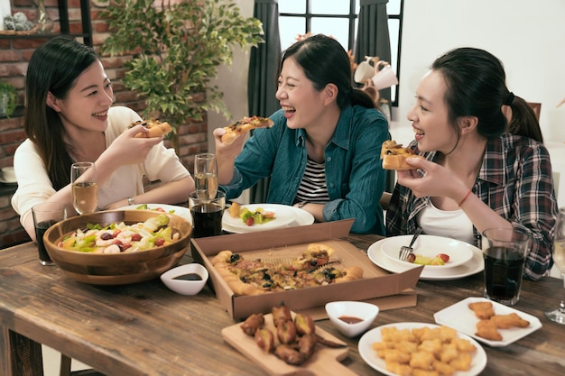 Photo friends having food on table at restaurant