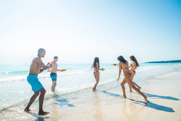 Amici che si divertono sulla spiaggia