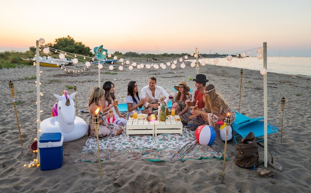 Amici che si divertono in spiaggia