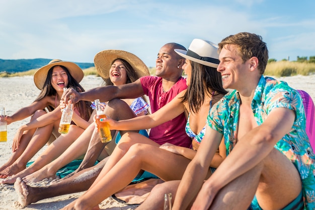 Amici che si divertono sulla spiaggia