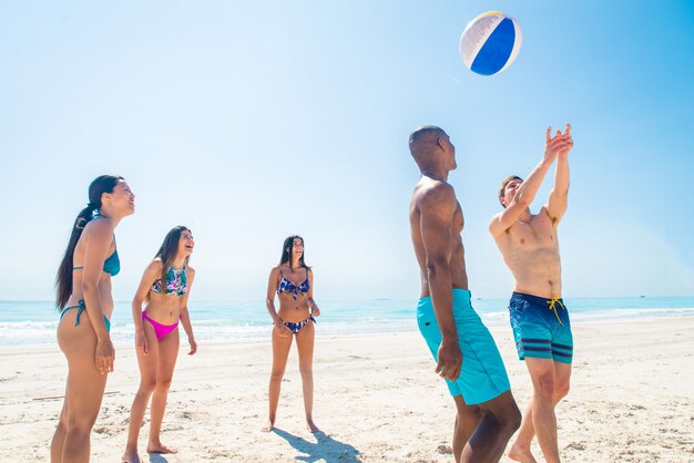 Amici che si divertono sulla spiaggia