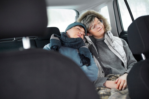 Photo friends having fun in the car