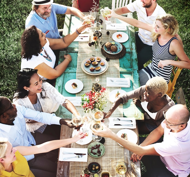 Amici divertendosi e mangiando insieme