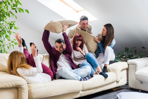 Amici che si divertono a casa