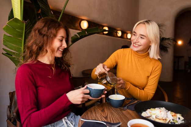 Foto amici che si divertono alla loro riunione